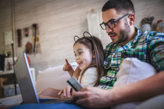 dad and daughter online shopping