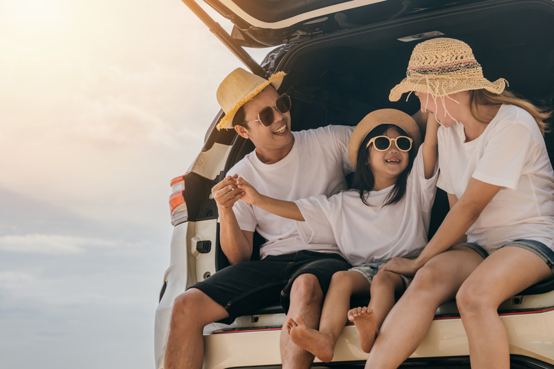 family beach car